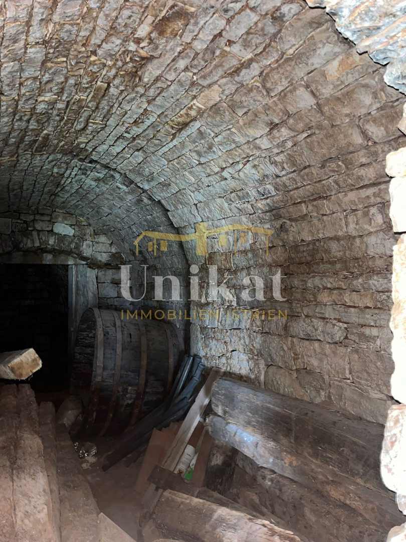 Casa in pietra vicino a Višnjan da completare